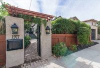Inspiring Front Yard Fence Design Ideas 12