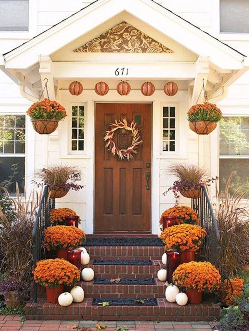 Simple Fall Porch Decorating Ideas 18 - HMDCRTN