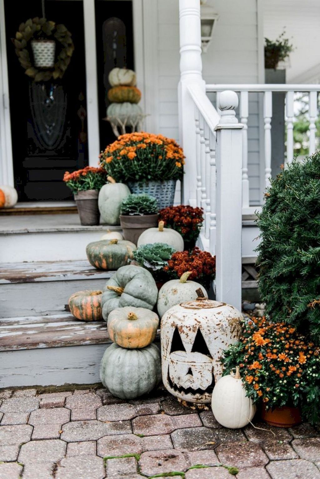 Simple Fall Porch Decorating Ideas 28 - HMDCRTN