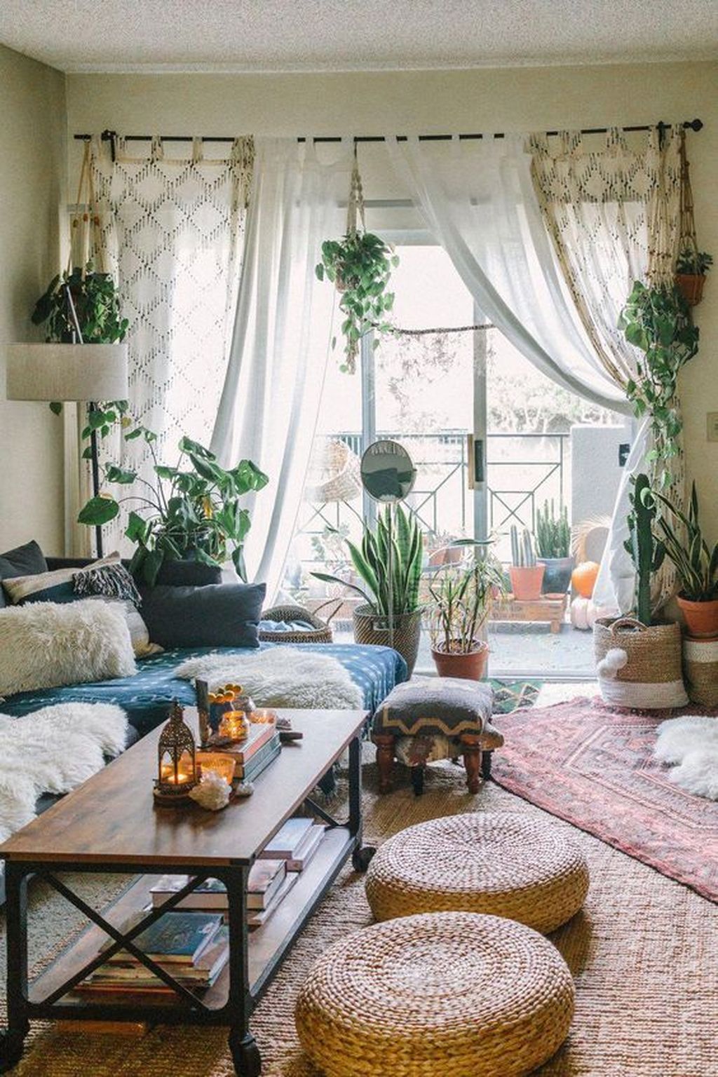 38 Lovely Living Room Decoration Ideas With Bohemian Style - HMDCRTN