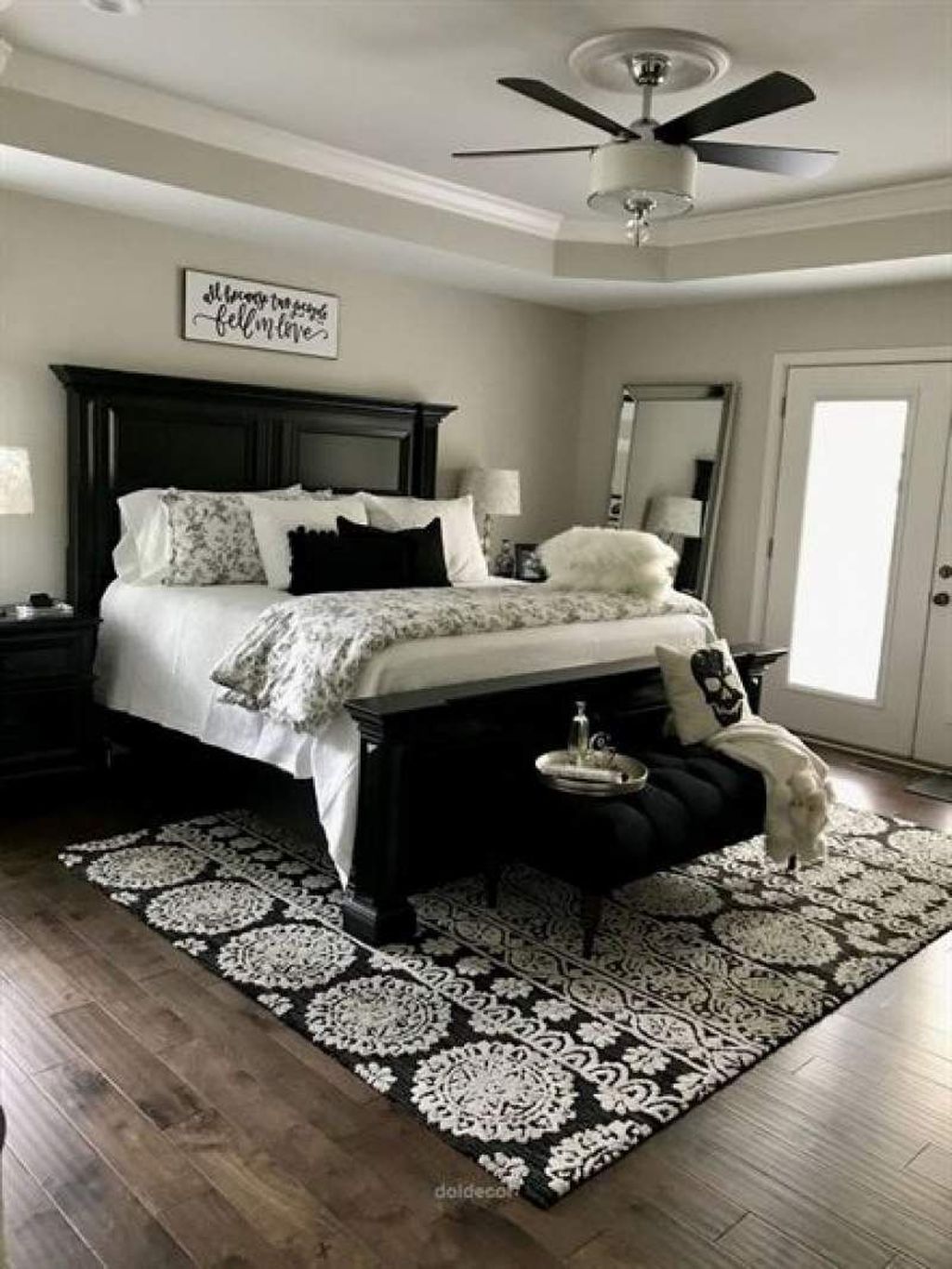 Nice Master Bedroom Decoration Ideas 21 - HMDCRTN