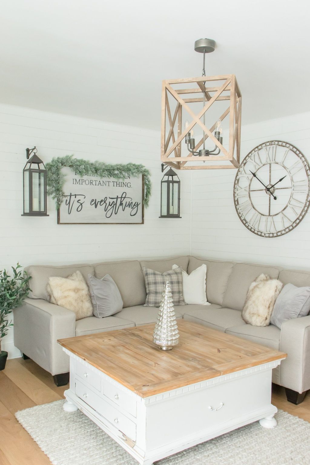 Popular Modern Farmhouse Living Room Decor Ideas 34 - HMDCRTN