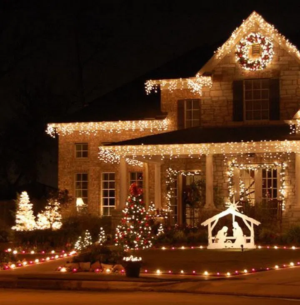 36 Awesome Christmas Lights Ideas For Exterior Decoration - HMDCRTN