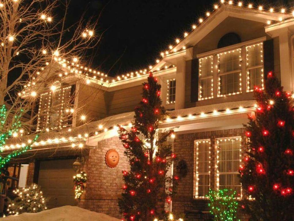 Awesome Christmas Lights Ideas For Exterior Decoration 22 - HMDCRTN
