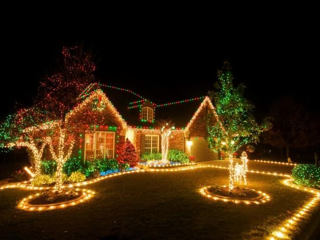 Awesome Christmas Lights Ideas For Exterior Decoration 32