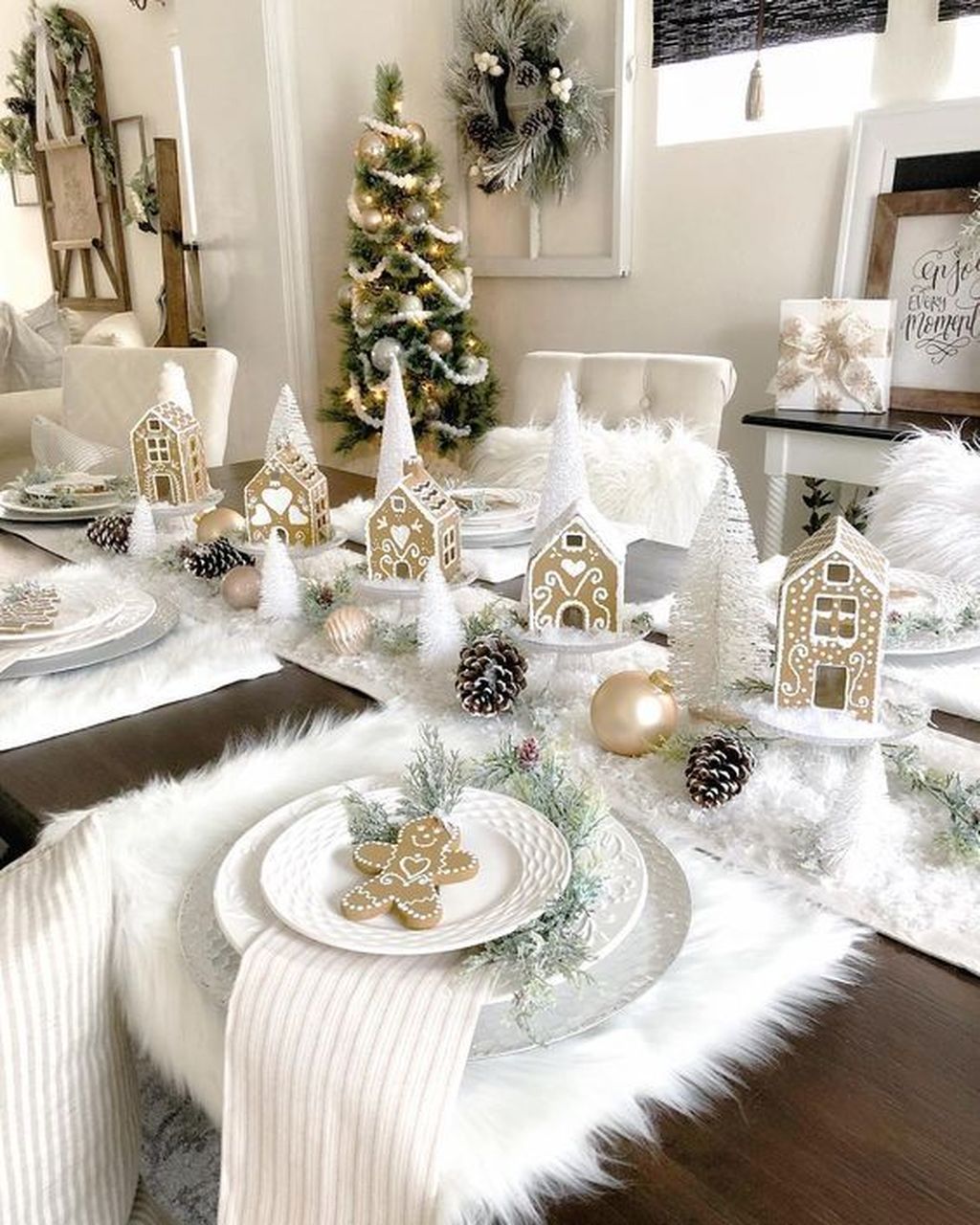 36 Beautiful Christmas Table Centerpieces For Your Dining Room - HMDCRTN