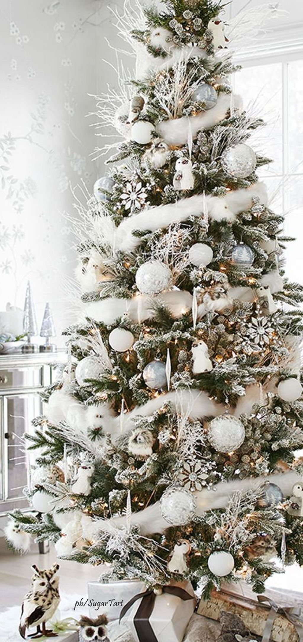 Lovely Christmas Tree Ideas To Beautify Your Interior Decor 34