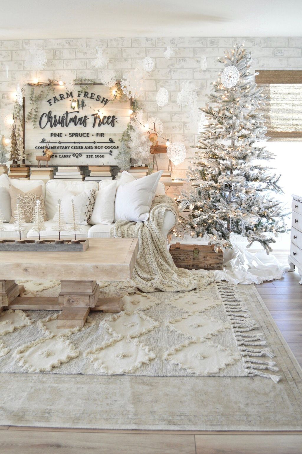34 Nice Christmas Decoration Ideas For Apartment - HMDCRTN