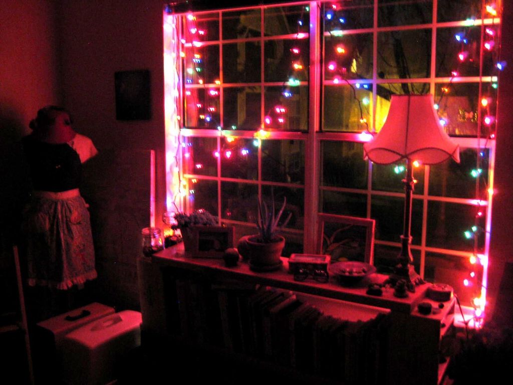 34 Stunning Christmas Lights Decoration Ideas In The Bedroom  HMDCRTN