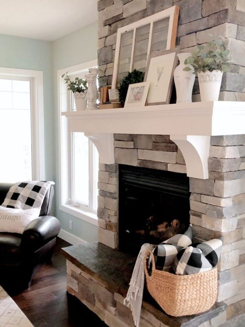 32 Stunning Fireplace Mantel Decor Ideas You Should Copy Now - HMDCRTN