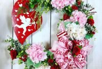 Fabulous Valentine Wreath Design Ideas FOr Your Front Door Decor 23