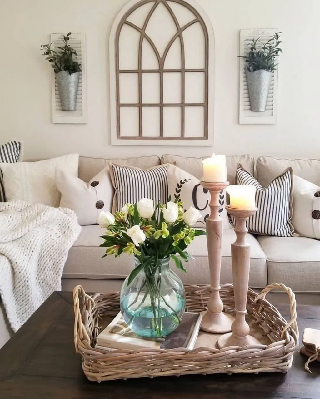 34 Inspiring Beachy Farmhouse Living Room Decor Ideas - HMDCRTN