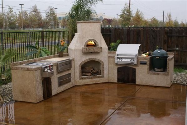 Outdoor Kitchen With Pizza Oven